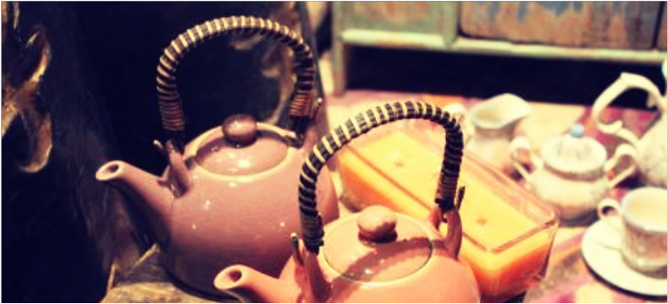 Μάθε πώς φτιάχνεται το ινδικό τσάι, γνωστό και ως garam chai, από μια παραδοσιακή ινδική συνταγή.
