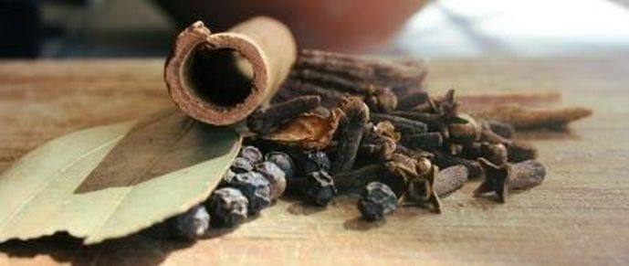 Μάθε πώς φτιάχνεται το ινδικό τσάι, γνωστό και ως garam chai, από μια παραδοσιακή ινδική συνταγή.